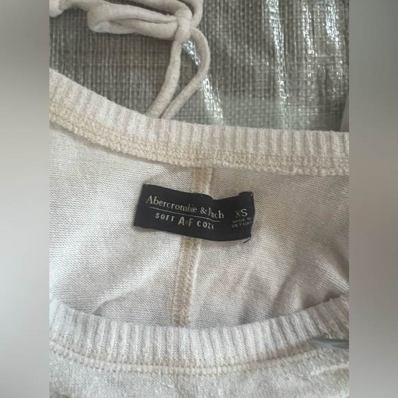 Abercrombie & Fitch - Soft & Cozy - Raglan Sleeve Sweater - Picture 2 of 3